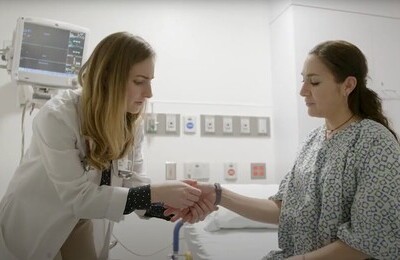 Кодирование Аквилонг в Бологом Врач держит пациентку за руку