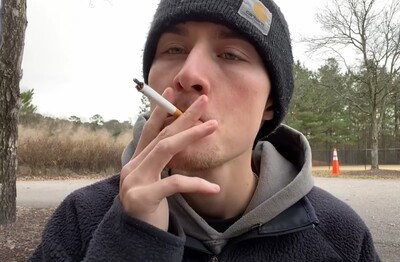 Лечение зависимости от табакокурения в Бологом Мужчина с сигаретой делает затяжку