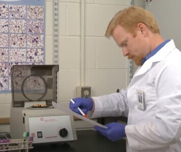 Клиника лечения наркозависимости в Бологом Врач в кабинете клиники