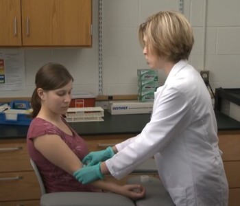 Лечение зависимости от аптечных препаратов в Бологом Врач делает инъекцию пациентке